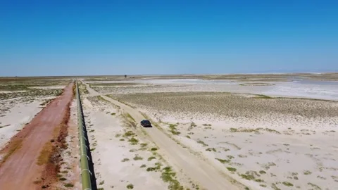 Drone view of car moving along road on dead salt lake Tuz in Turkey 库存影片 252642430