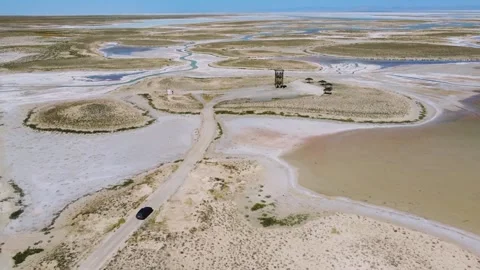Drone view of car moving along road on dead salt lake Tuz in Turkey Video stock 252643052