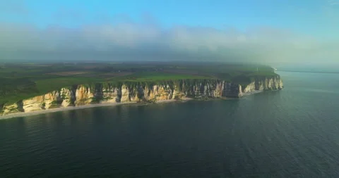 Drone view of the chalk cliffs on the seashore. People walk along the green Vídeos de archivo 240724331