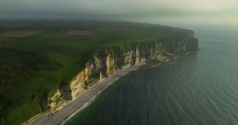 Drone view of the chalk cliffs on the seashore. People walk along the green Vídeo Stock 241222328