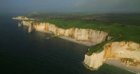 Drone view of the chalk cliffs on the seashore. People walk along the green 库存影片 242165334