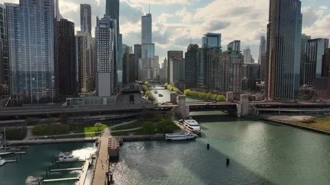 Drone view of Chicago river and the city Vídeos de archivo 334942531