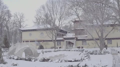 Drone view of Chinese temple complex in snowy garden Vidéo 320355843