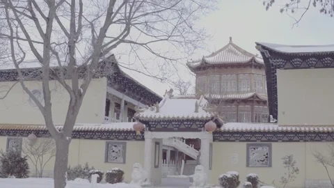 Drone view of Chinese temple gate and snowy roofs Stockbeeldmateriaal 320355327