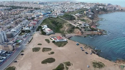 Drone View of Coastal Cliffs and Oceanfront Homes Vídeos de archivo 307702581