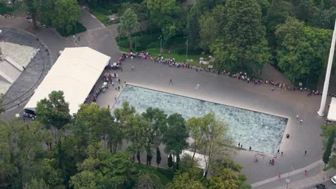 Drone view of crowds forming queues around water mirror in Mexico City park Stockbeeldmateriaal 319823333