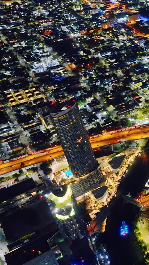 Drone view of cylindrical skyscraper, Miami, Florida. Vertical video. Video stock 342273301