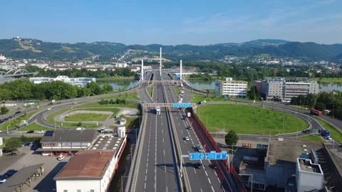 Drone View Descending Toward Highway Signs and Traffic in Linz 库存影片 337780476