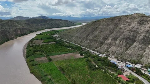 Drone view: dramatic mountains, crops, road and river in Peru. Stockbeeldmateriaal 333865518