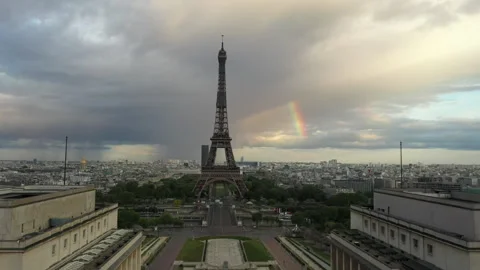 Drone view of the Eiffel Tower with small rainbow, Paris Vidéo 272766197