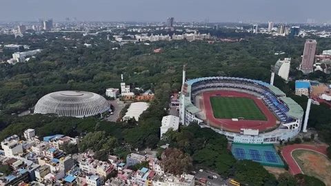 Drone view of empty Kanteerava Indoor Stadium and M. Chinnaswamy Stadium in.. 库存影片 330274573
