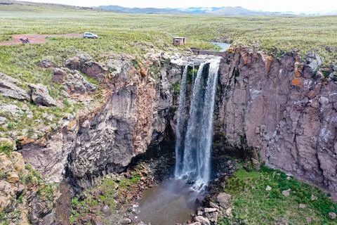 Drone view of falls on sunny spring day Foto stock