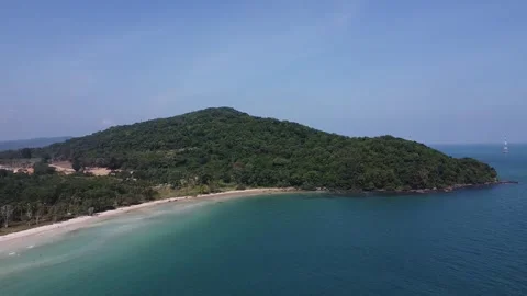 Drone View of Forested Bay and Tropical Coastline in Phu Quoc, Vietnam Stockbeeldmateriaal 337503680