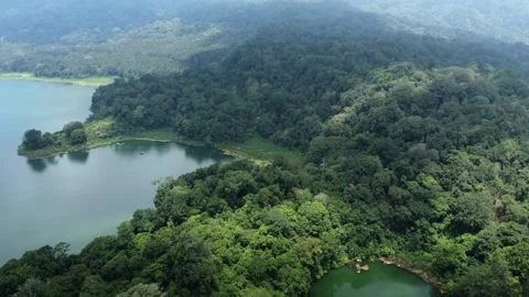 Drone view of forested island in mountain lake – Bali Stockbeeldmateriaal 312305019
