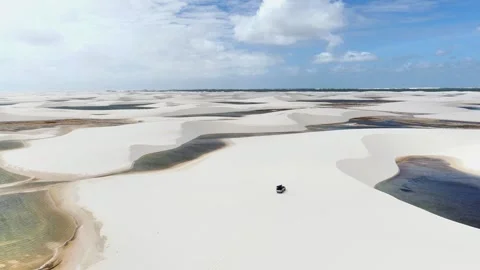 Drone View of a Four-Wheel-Drive Tour Vehicle in Lençóis Maranhenses Video stock 342443056