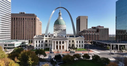 Drone View of Gateway Arch and Downtown Courthouse in St Louis 스톡 동영상 327303007