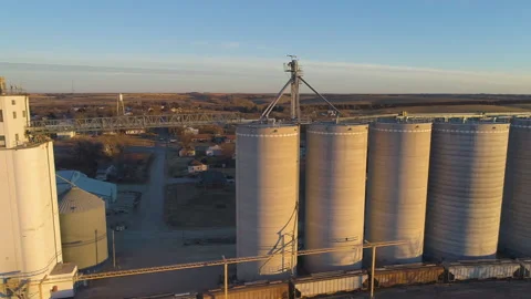 Drone view of grain elevator storage facility in small town Vídeo Stock 171724427