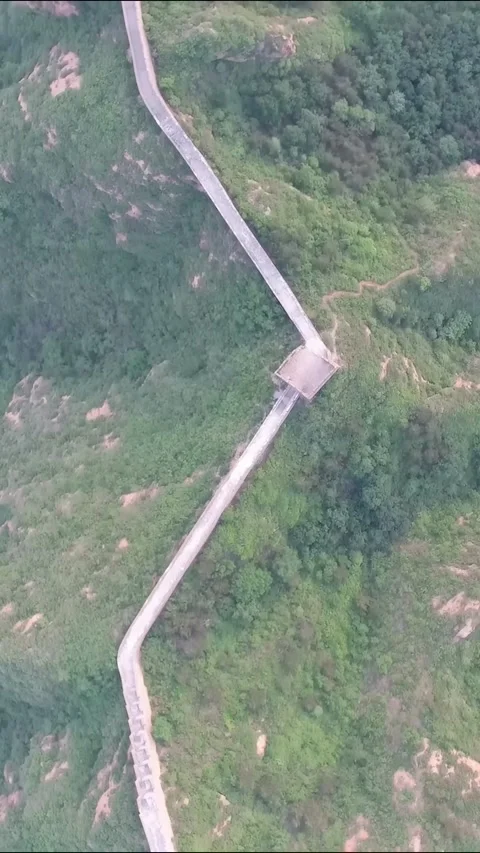 Drone view of the Great Wall of China among green hills and trees Vídeos de archivo 335075094