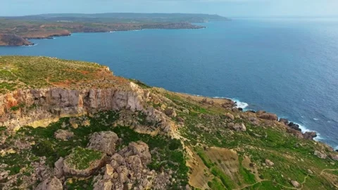 Drone view of green nature, cliffs and hills of Malta, Mediterranean sea 库存影片 329372776