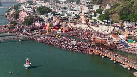 Drone view of har ki pauri haridwar with massive devotees crowd. Видео 333451406