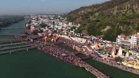 Drone view of haridwar har ki pauri with devotees crowd. 库存影片 333451663