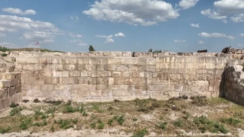 Drone view of Harran castle walls and ancient fortress ruins in Sanliurfa Video stock 324114626