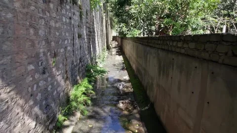 Drone view of heavily polluted Bengaluru canals with foul-smelling water po.. 스톡 동영상 342269347
