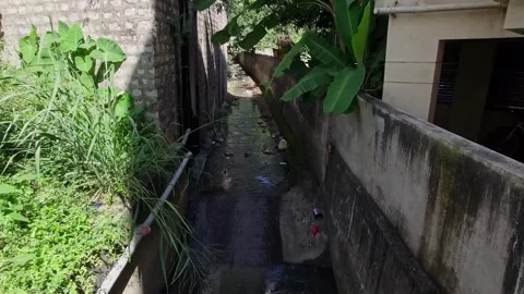 Drone view of heavily polluted Bengaluru canals with foul-smelling water po.. Видео 342269409
