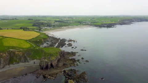 Drone view of Hills of Cooper Coast of Waterford Ireland. Tra na mBó beach. Iris Vídeos de archivo 242188881