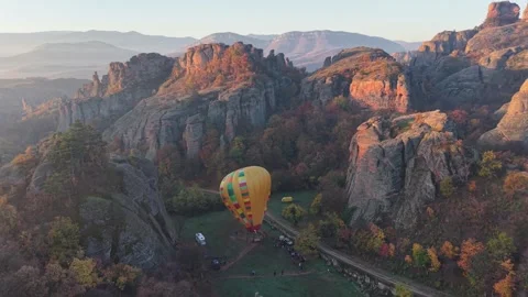 Drone View of Hot Air Balloon Over Rock Formations Video stock 333179049