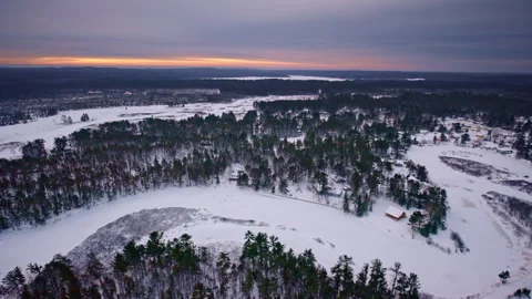 Drone view of icy waves and snowy coastline on Lake Superior Vídeos de archivo 334767240