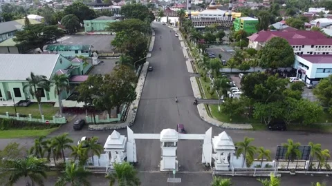 DRONE VIEW JALAN DEPAN GERBANG KANTOR PEMDAPROV BENGKULU Stock Footage 201065995