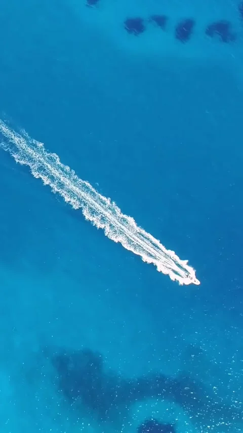 Drone view of Kedrodasos waters showing boat movement and clear sea. Vídeos de archivo 335042953