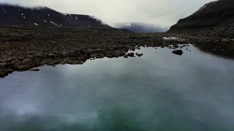 Drone view of the lake and the opening river valley. Putorana Plateau Video stock 202373602