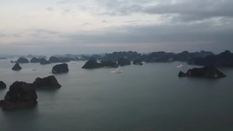 Drone View of Limestone Island Panorama in Ha Long Bay, Vietnam Stockbeeldmateriaal 337503351