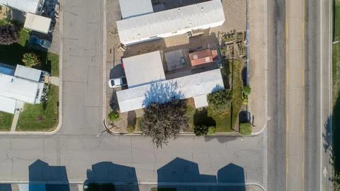Drone view looking down at a trailer home Stock-Fotos