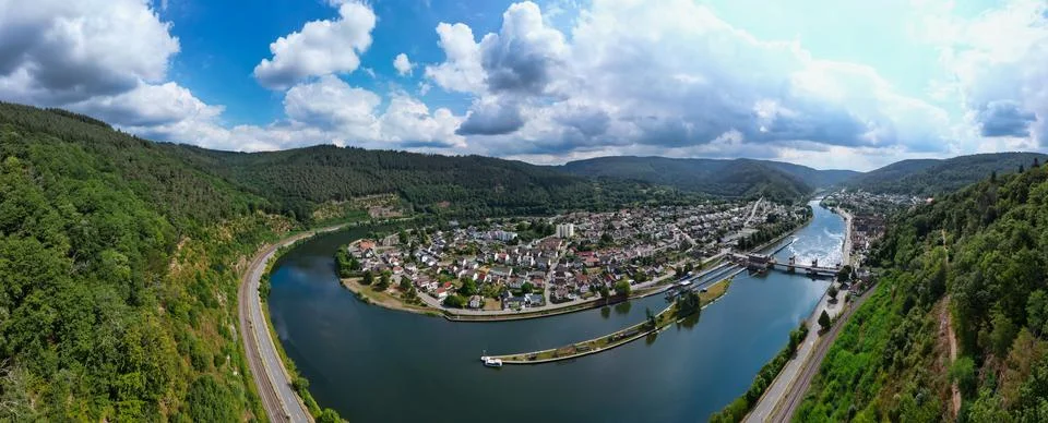 Drone view of a loop in the river Neckar near Heidelberg with cloudy summer sky Foto stock
