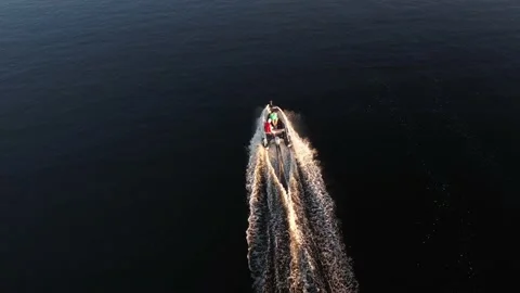 Drone view of luxury boat cruising in high speed in blue sea 스톡 동영상 200040824