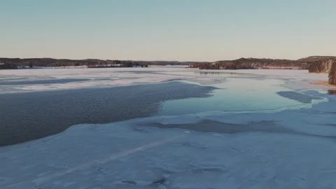 Drone view of melting ice and winter coastline in central Finland 스톡 동영상 343806252