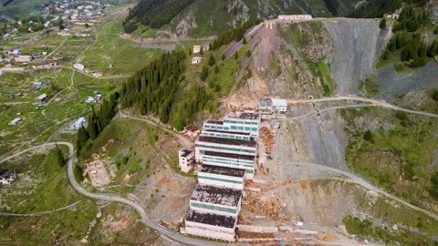 Drone View of Mining Complex and Ak-Tyuz Village, Kyrgyzstan Vidéo 340325253