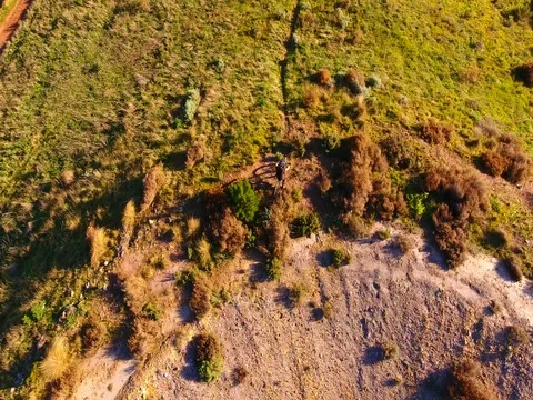 Drone view of mountain biker starting downhill track at sunset 스톡 동영상 79963346
