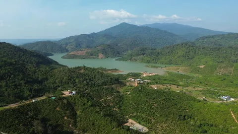 Drone View of Mountains and Ta Dung Lake, Southern Vietnam 库存影片 329915066