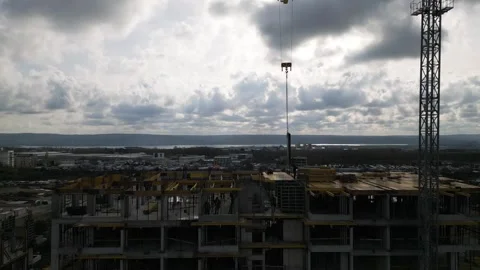 Drone view of a multi-story concrete building under construction with workers an 库存影片 330937183