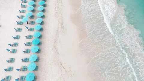 Drone view of a neat row of umbrellas on the white sand of Carlisle Bay beach Vidéo 336705589