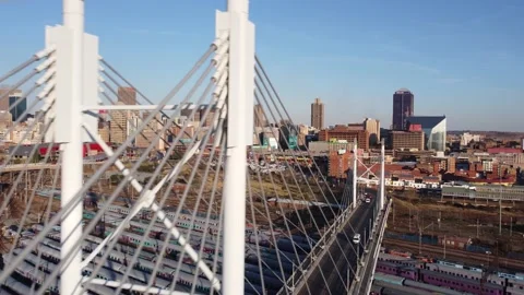 Drone view of a Nelson Mandela Bridge with a city view of Johannesburg Vídeo Stock 227106718