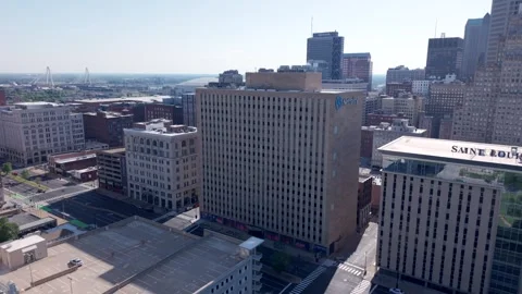Drone View of Netrality Data Center and Downtown St. Louis Skyline Vídeos de archivo 344175498