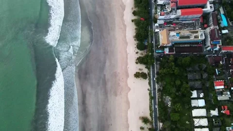 Drone view of ocean waves on sandy beach on Bali islands Vídeos de archivo 133629948