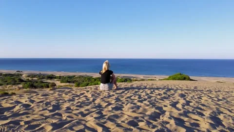 Drone view of one person in middle of dune in Patara beach, Turkey. Vídeo Stock 252612487