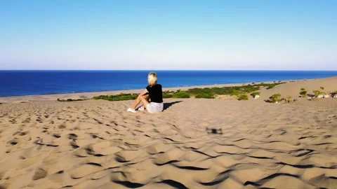 Drone view of one person in middle of dune in Patara beach, Turkey. Vidéo 252612819