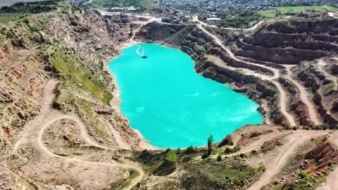 Drone view of open cast mine. Earthmoving work in open pit mining. Turquoise Vidéo 153796073